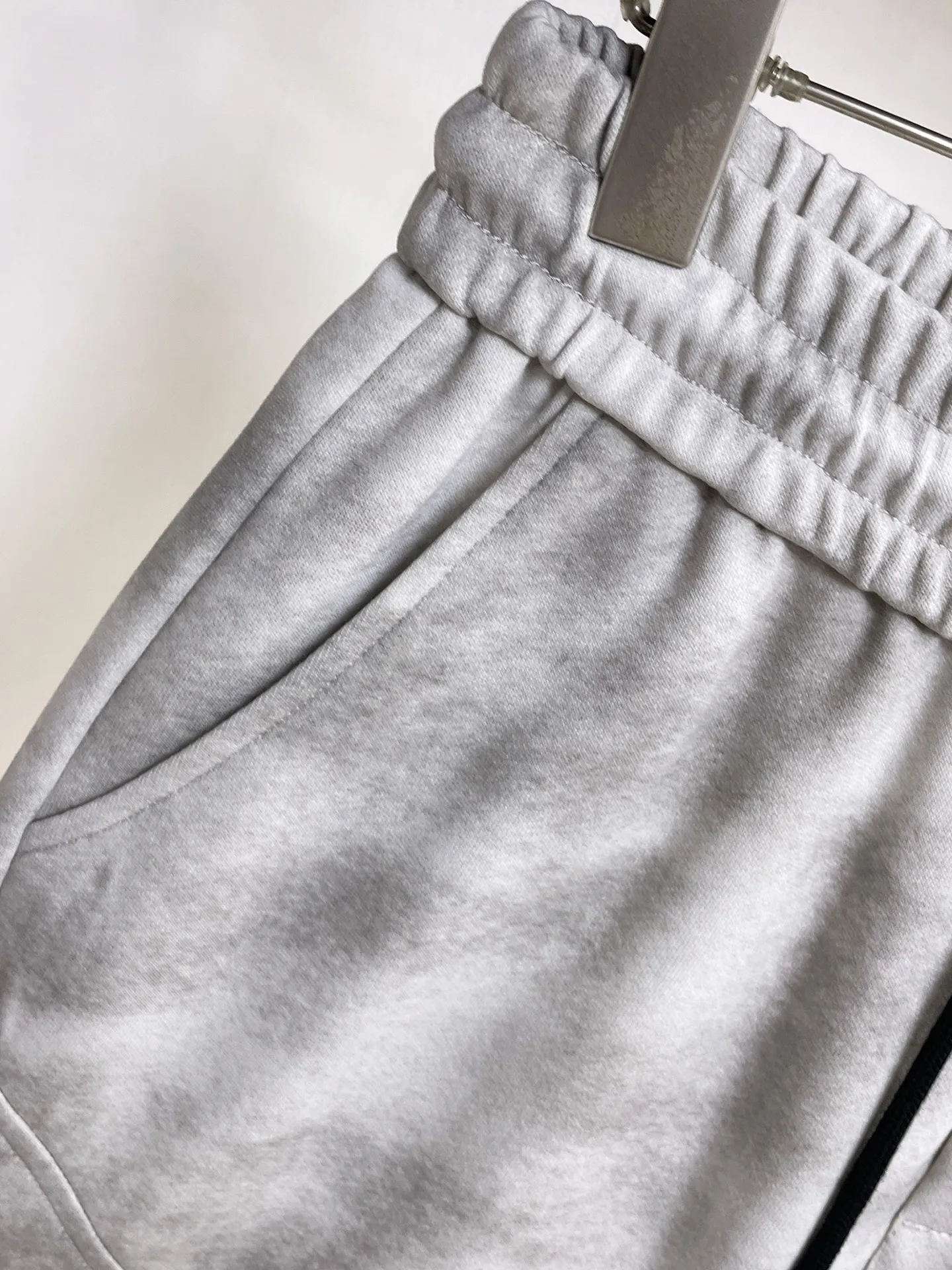 Balenciaga's three-standard complete 2026 summer New Arrival men's casual shorts, advanced custom-made Breathable fabric, Breathable fabric, extremely stretchy and comfortable, impeccable details, top-grade accessories, original logo design concept, delicate and soft feel! The upper body fit is awesome! Size: M-XXXL Please state your height and weight when ordering
